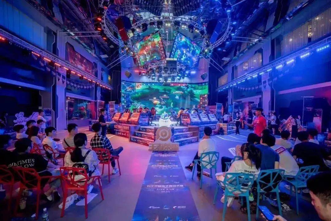 笑着挥手致 笑着挥手致